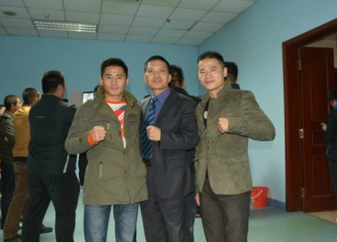 與王偉、武林風(fēng)教練合影